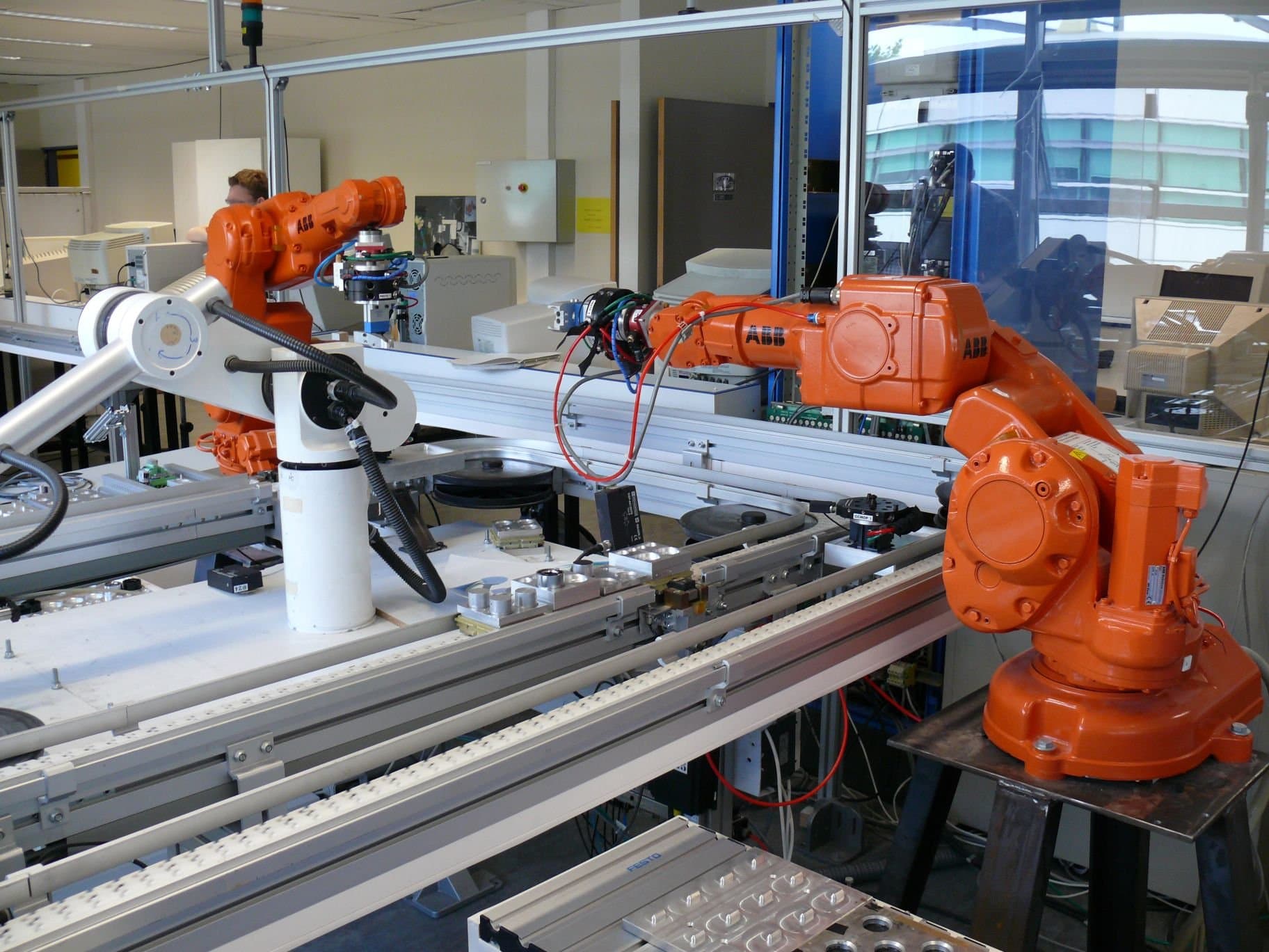 השוואת רובוטים תעשייתיים ABB IRB 4600 ו-FANUC